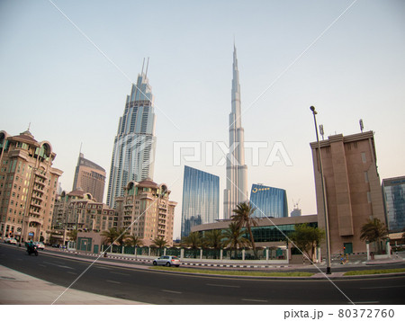 ドバイの街並み 夕日を浴びる近代的な高層ビルとブルジュ・ハリファ ドバイの街並み 夕日を浴びる近代的な高層ビルとブルジュ・ハリファ 80372760