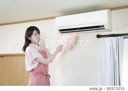 エアコンの臭いがひどくて顔をしかめる女性 エアコンの臭いがひどくて顔をしかめる女性 80373251
