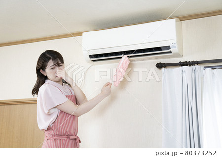 エアコンの臭いがひどくて鼻をつまむ女性 エアコンの臭いがひどくて鼻をつまむ女性 80373252