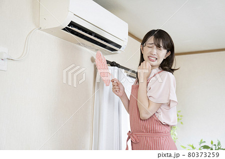 エアコンが臭くて顔をしかめる女性 エアコンが臭くて顔をしかめる女性 80373259