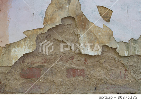 An old wall in a dilapidated house. Peeling plaster, background and texture 80375375