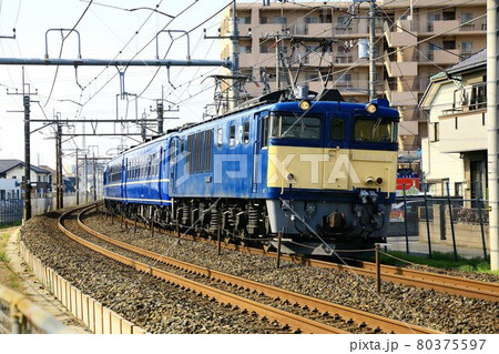電気機関車EF64-1000が牽引する12系客車列車 80375597