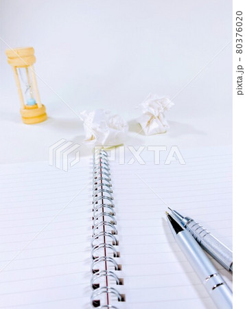 ノートとペン 締め切り迫る 縦位置 ノートとペン 締め切り迫る 縦位置 80376020