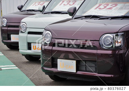 中古車イメージ　自動車販売店に並ぶ車 80376027