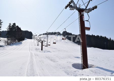 スキー場 リフト 雪景色 スキー場 リフト 雪景色 80376351