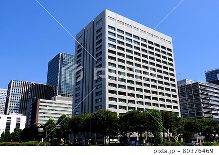 経済産業省と霞が関のビル街 80376469