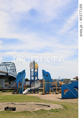 コロナの影響で夏の空の公園に誰もいない遊具と砂場 80377189