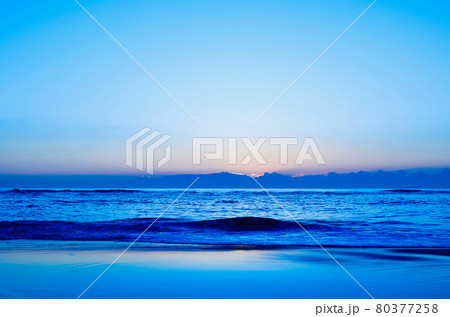 夜明け前の海　茨城県日立市 80377258