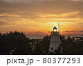 日和山公園からの見える灯台と夕陽 80377293
