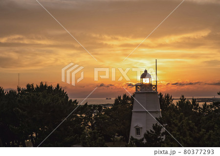 日和山公園からの見える灯台と夕陽 日和山公園からの見える灯台と夕陽 80377293