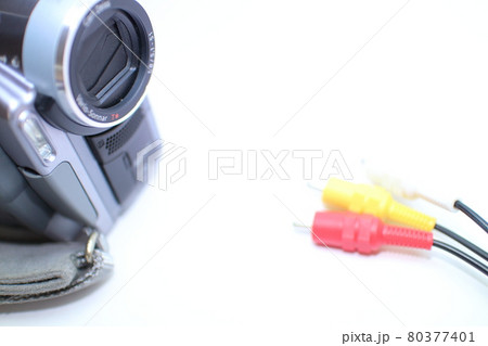 ビデオカメラと映像音声端子 80377401