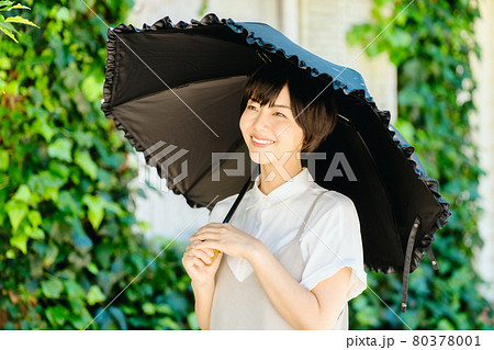 日傘をさす若い女性の写真素材 [80378001] - PIXTA