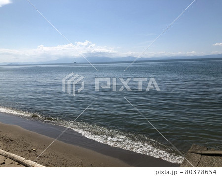 波打ち際のびわこ海岸と青空 波打ち際のびわこ海岸と青空 80378654