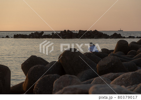 夕日を眺める 80379017