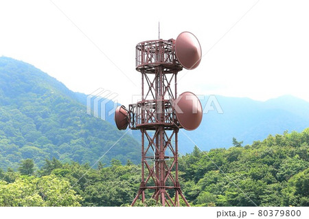 山の中にある電波塔 山の中にある電波塔 80379800