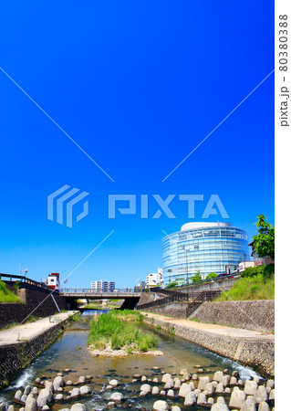 愛知県瀬戸市、瀬戸川と瀬戸市中心街の風景 愛知県瀬戸市、瀬戸川と瀬戸市中心街の風景 80380388