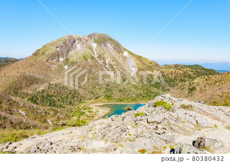日光白根山登山：五色山～前白根山の稜線から奥白根山・五色沼を望む 80380432