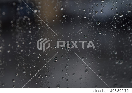 窓についた雨粒 窓についた雨粒 80380559