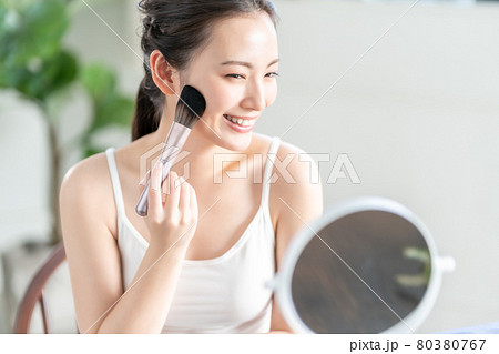 20代女性の化粧 20代女性の化粧 80380767