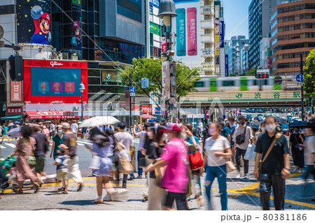 日本の東京都市景観 23日開幕日。4度目の宣言下。真夏日の渋谷には多くの人出…＝7月23日 80381186