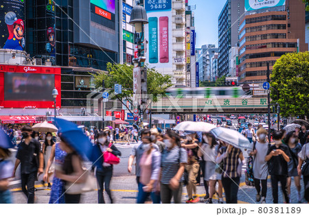 日本の東京都市景観 23日開幕日。4度目の宣言下。真夏日の渋谷には多くの人出…＝7月23日 80381189
