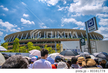 日本の東京都市景観 4度目宣言下。ブルーインパルスを見ようと国立競技場駅前は脅威の人出…＝7月23日 80381778