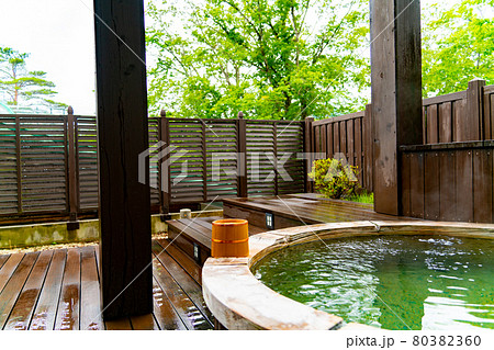 温泉旅館の貸切露天風呂と風呂桶 80382360