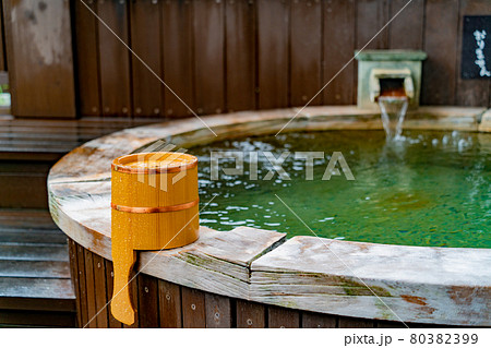 温泉旅館の貸切露天風呂と風呂桶 80382399