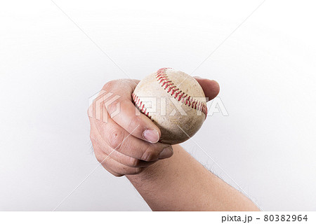 一流野球選手の多彩な投球術とボールの握り方 80382964