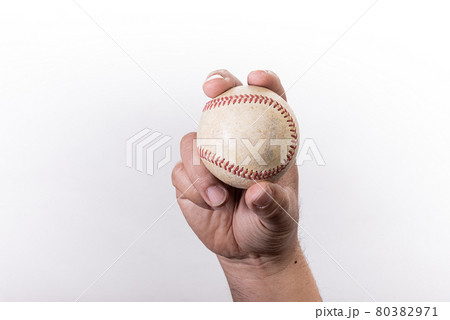 一流野球選手の多彩な投球術とボールの握り方 80382971