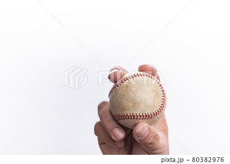 一流野球選手の多彩な投球術とボールの握り方 80382976