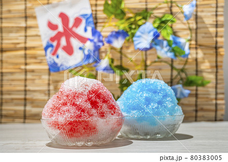 かき氷　イチゴ　ブルーハワイ　夏イメージ 80383005