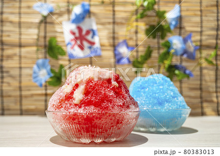 かき氷　イチゴ　ブルーハワイ　夏イメージ 80383013
