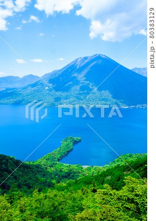 半月山展望台から望む中禅寺湖と男体山 半月山展望台から望む中禅寺湖と男体山 80383129