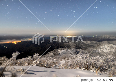 兵庫県最高峰、氷ノ山 山頂から雪上の星空(兵庫県養父市大屋町横行)※作品コメント欄に撮影位置 兵庫県最高峰、氷ノ山 山頂から雪上の星空(兵庫県養父市大屋町横行)※作品コメント欄に撮影位置 80383199