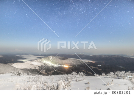 兵庫県最高峰、氷ノ山から雪上の星空（兵庫県養父市大屋町横行）※作品コメント欄に撮影位置 80383201