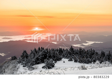 兵庫県最高峰、氷ノ山　山頂の夜明け（兵庫県養父市大屋町横行）※作品コメント欄に撮影位置 80383229
