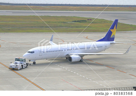 トーイングカーに誘導される飛行機 80383568