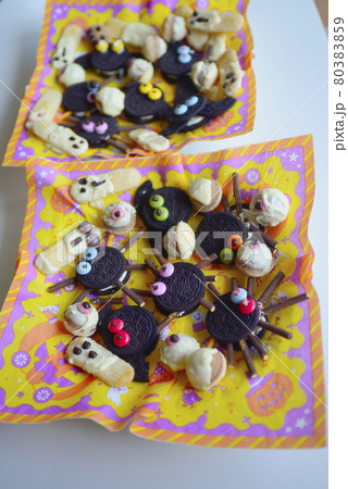 子供と作る　ハロウィンの簡単アレンジお菓子 80383859
