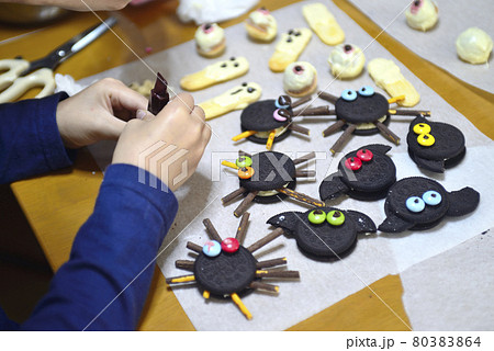 子供と作る　ハロウィンの簡単アレンジお菓子 80383864
