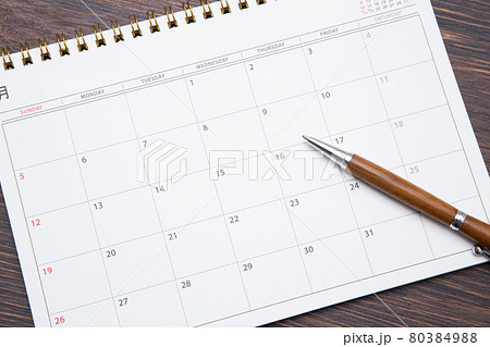 カレンダーとボールペン 80384988