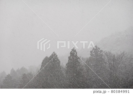 山の雪景色　背景 80384991