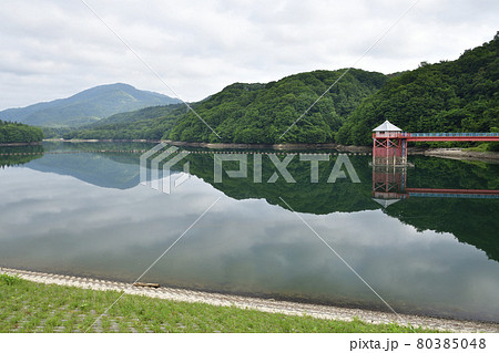 夏の北海道北斗市上磯ダムの風景を撮影 80385048