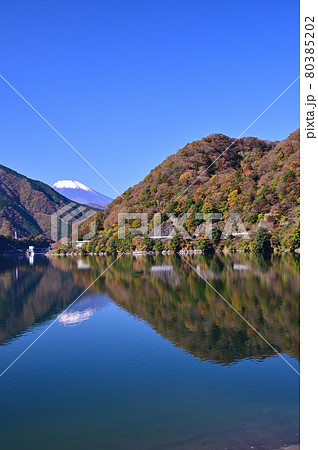 紅葉の丹沢湖 80385202