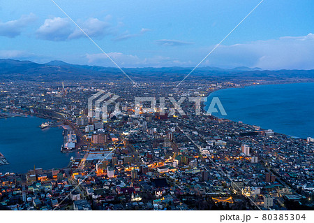 【北海道】雪の舞う函館の夕景 80385304