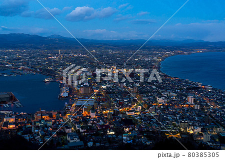 【北海道】雪の舞う函館の夕景 80385305