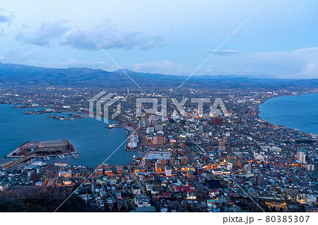 【北海道】雪の舞う函館の夕景 【北海道】雪の舞う函館の夕景 80385307