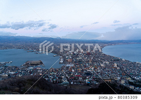 【北海道】雪の舞う函館の夕景 80385309