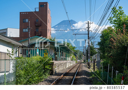 富士急行線　月江寺駅と富士山 80385537