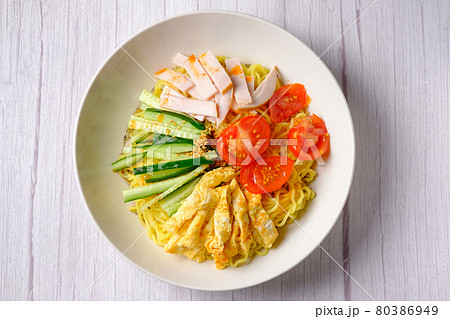 冷やし中華 はじめました 定番 白テーブル 真上 真俯瞰の写真素材